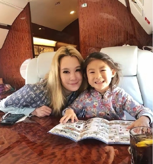 陈冠希女儿和姑姑合影，姑姑好漂亮啊！不得不说，陈冠希家里人都好看，他老爸和姐姐都