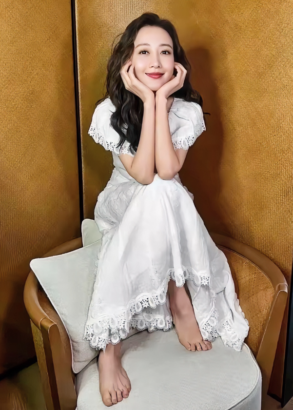 王鸥，170cm，一张好美的脸，光脚坐在椅子上真美，脚型也很美，就是有点太宽了，
