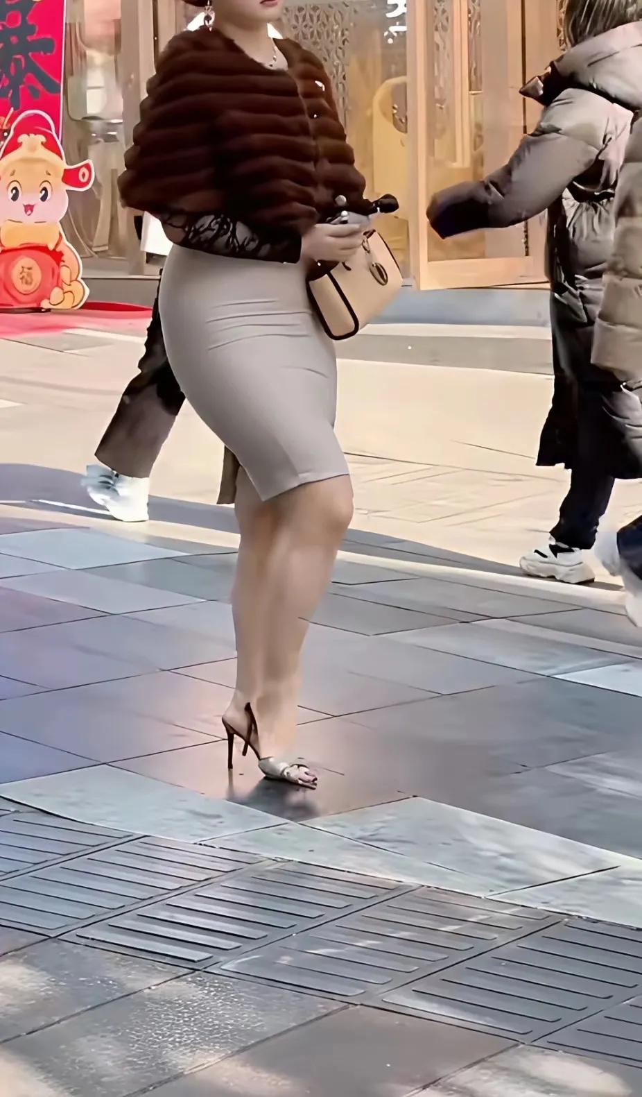 首先我敢说这张照片不是AI的，冬天里确实有不怕冷的美女，她们穿的就是那么少，就是