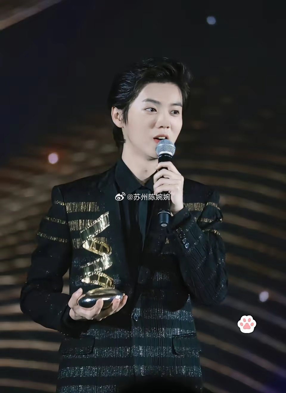 鹿晗关晓彤分手原因终于清晰了。没有出轨，没有互撕，就是最现实的问题。两人在202