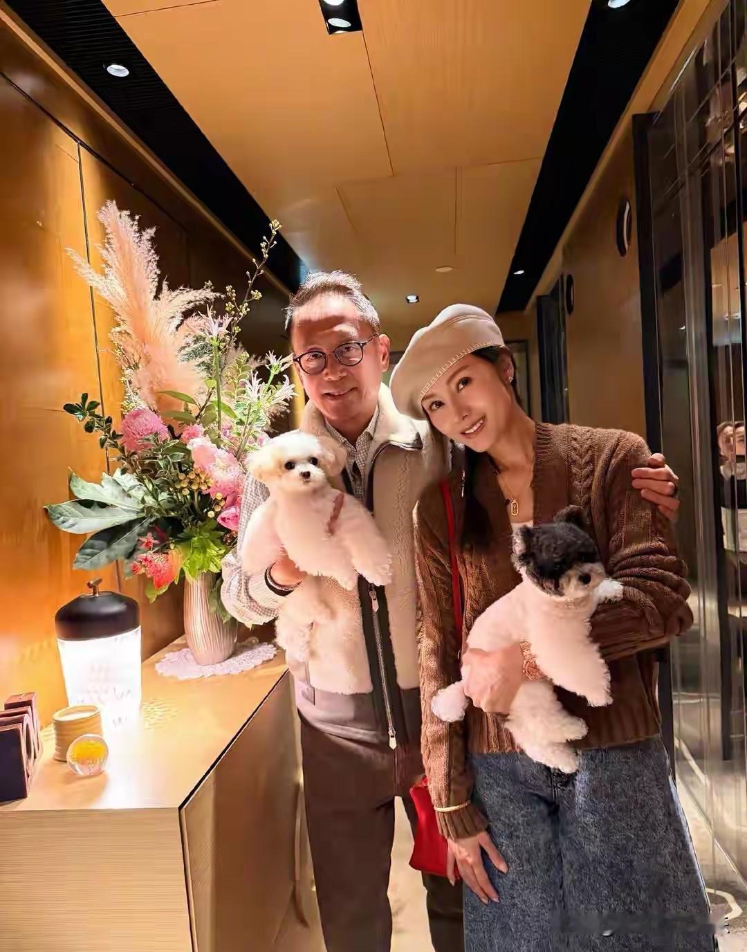 55岁李嘉欣晒与许晋亨在一起17周年，没想到已经年过五十的李嘉欣还是明艳大美女，