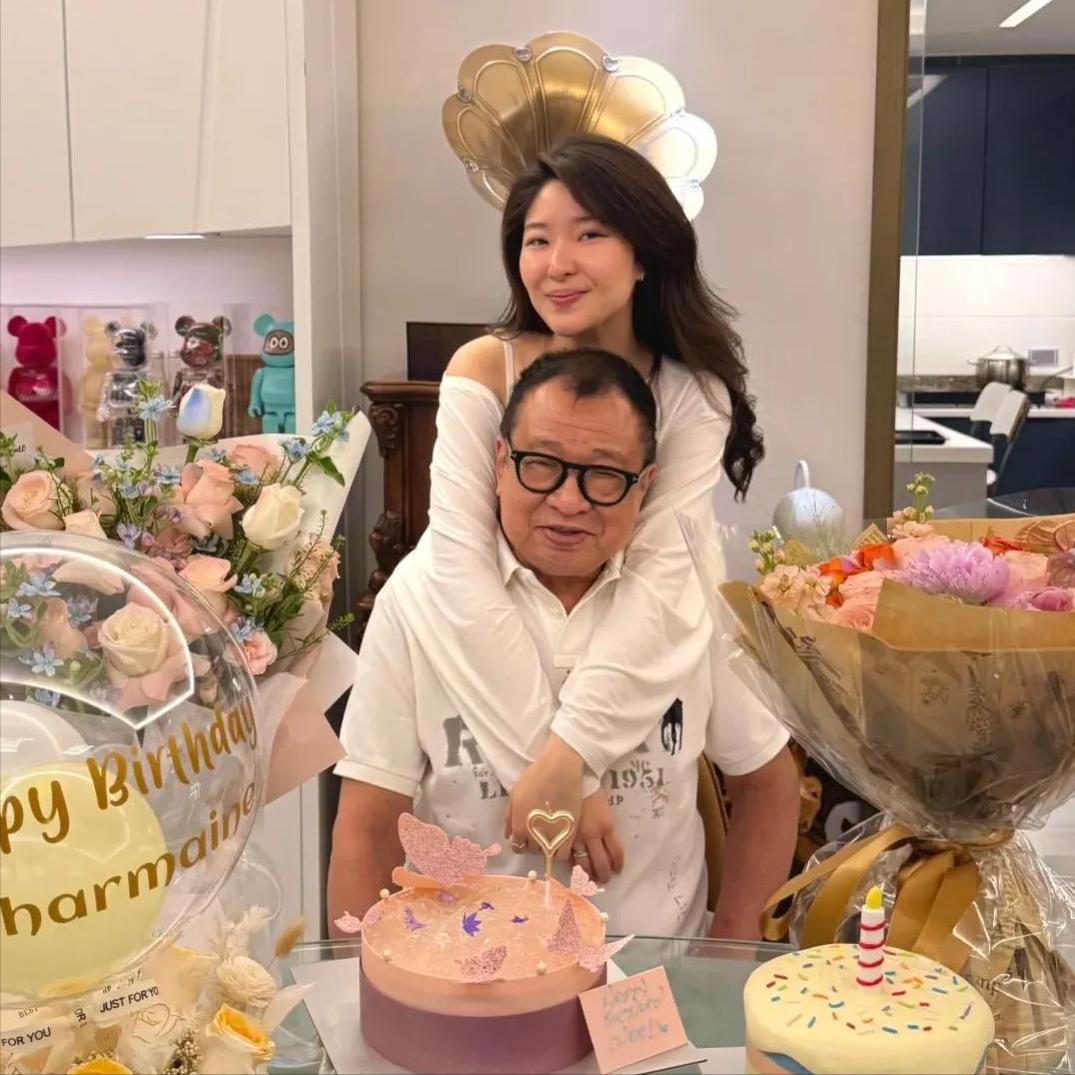 许绍雄为什么被称圈里有名的女儿奴，因为他对女儿的宠爱藏不住。第一，老来得女的