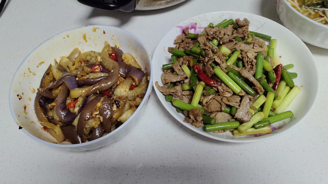 周末的时候，我就成了一名家庭妇男。早上，媳妇娃娃都睡懒觉，而我这个老年人睡不着