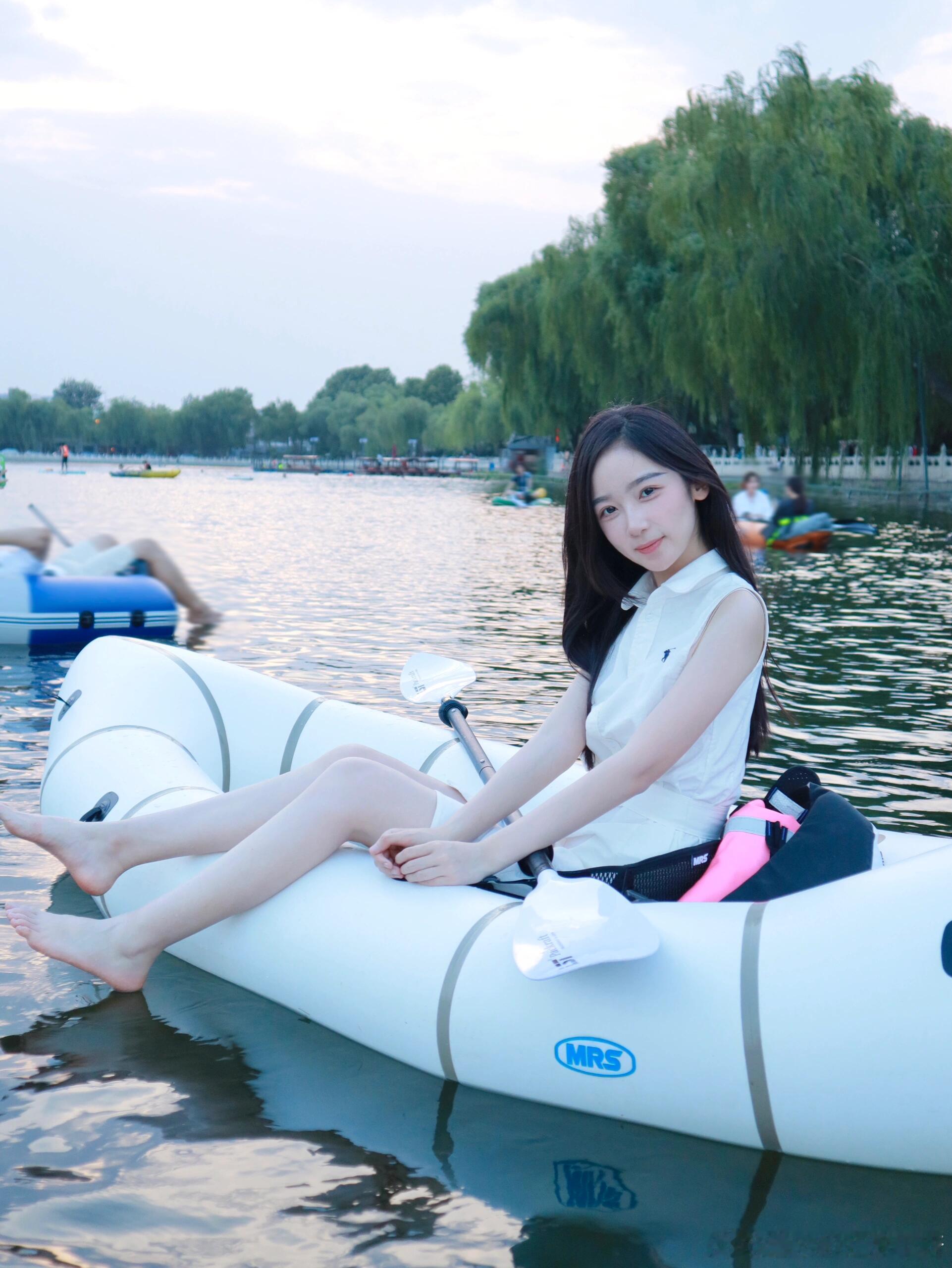 湖中划船，湖水映衬学姐雪白的肌肤～​​​