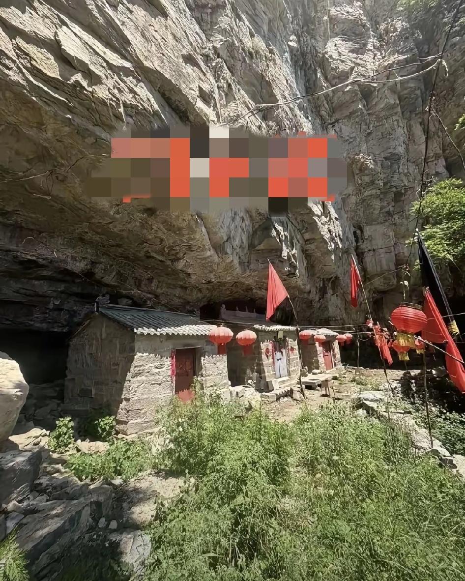 都说程梦圆从张良庙走失的，我不信，她也不傻。一个去野山干嘛，那路有多陡有多险。她