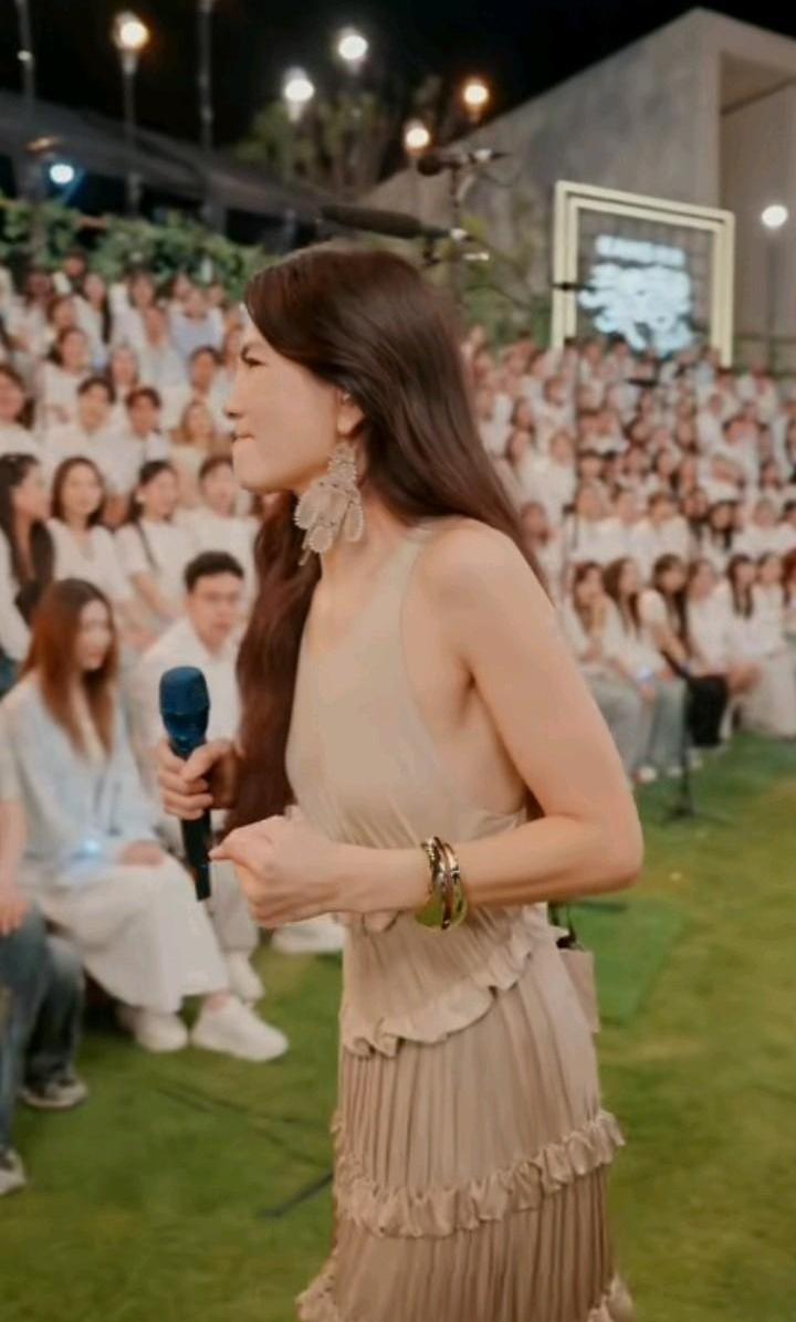 Ella一个人唱28首，自掏3800万办演唱会，票6分钟抢光，没找赞助，全靠自己