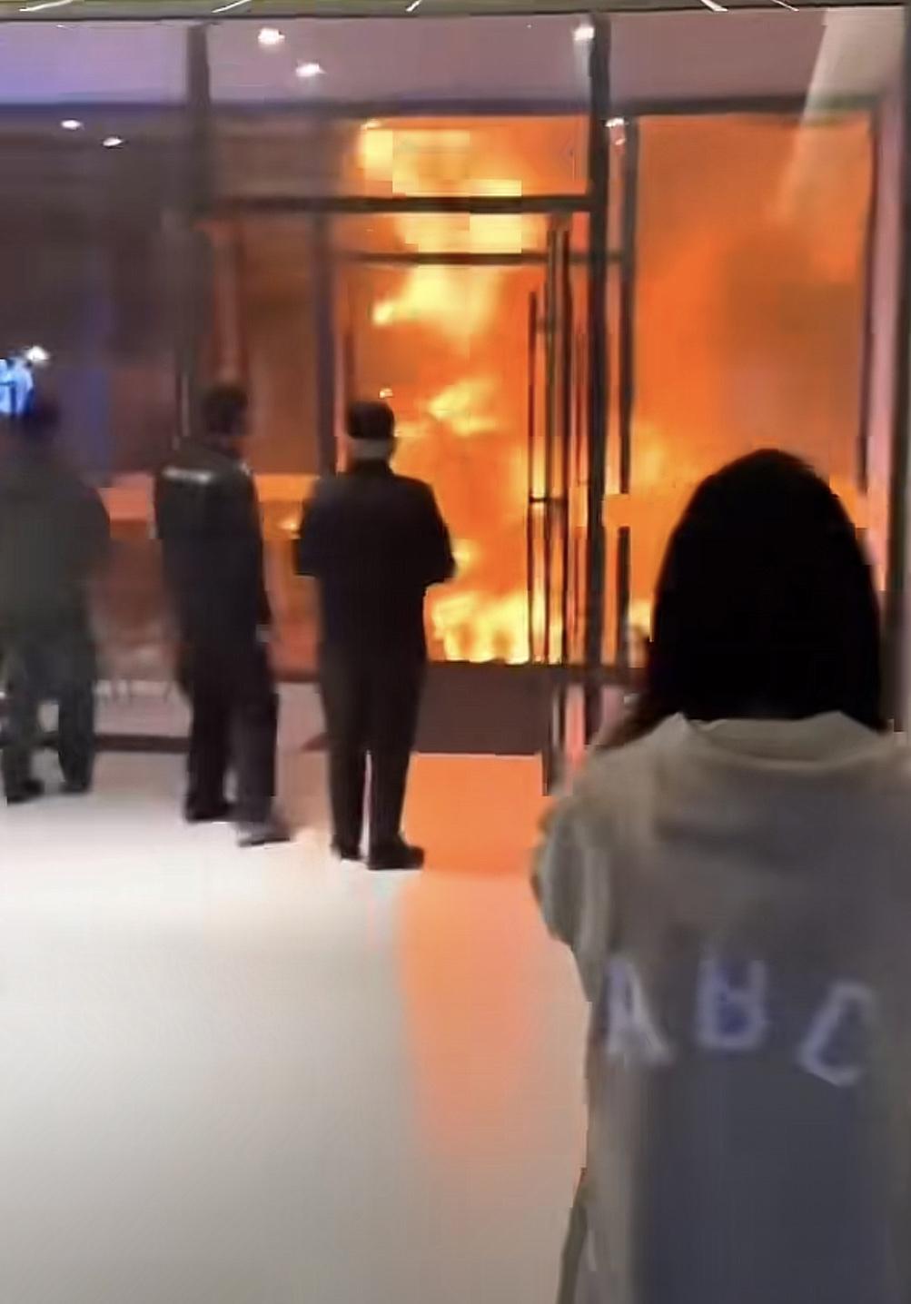 安全第一！大火当前，还拍什么照啊！太原一大楼外墙着火，大火顺着外墙直往上窜，