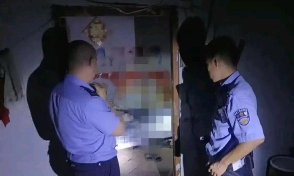 云南，一女子凌晨3点感觉家里进了贼，赶紧叫醒老公，于是两人起身查看，老公则拿起大