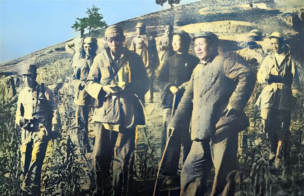 这应该是毛主席一张罕见的照片。照片中毛主席穿着军装站在半山坡上，一只手叉着腰，一