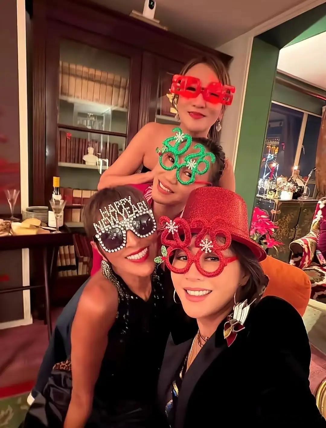 生活里特别注重仪式感的刘嘉玲，在跨年这一天自然是举办了盛大的派对。价值2.6亿的