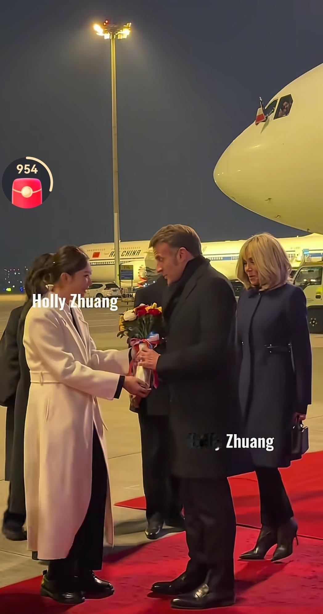 布里吉特坐专机到达成都机场的时候，接待人员铺红毯迎接，并送上了鲜花，布里吉特穿的