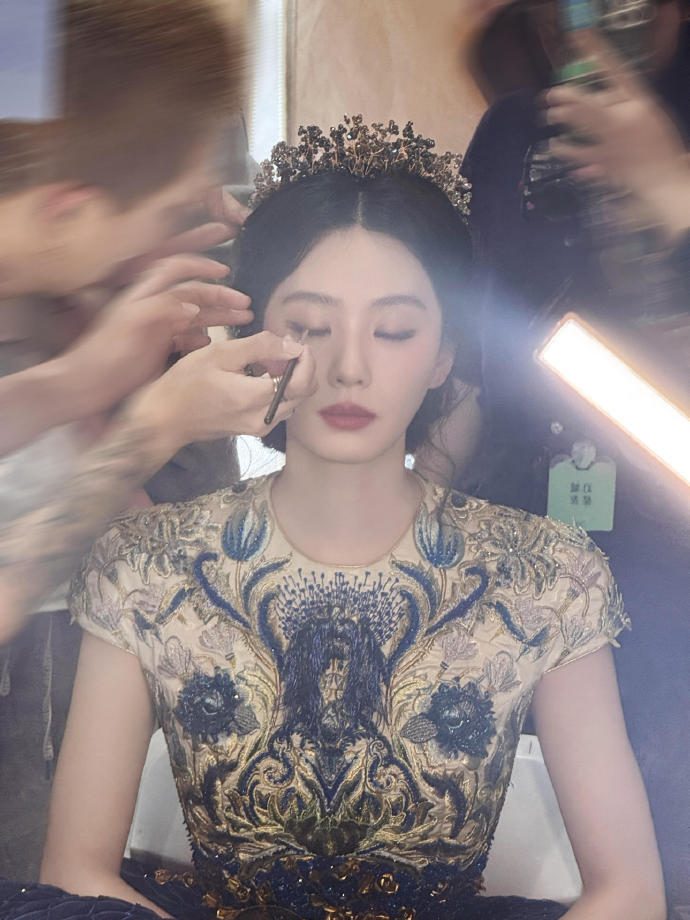 刘诗诗头戴冠冕宛如女王当冠冕戴上头顶，刘诗诗瞬间成为全场焦点，蓝金重工刺绣衬得身