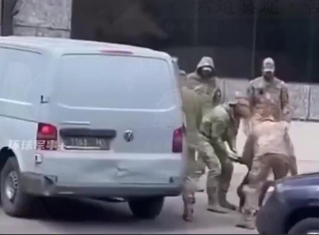 乌克兰征兵办抓壮丁抓出了新高度。图片上显示的正是乌克兰征兵办抓壮丁的画面。征兵