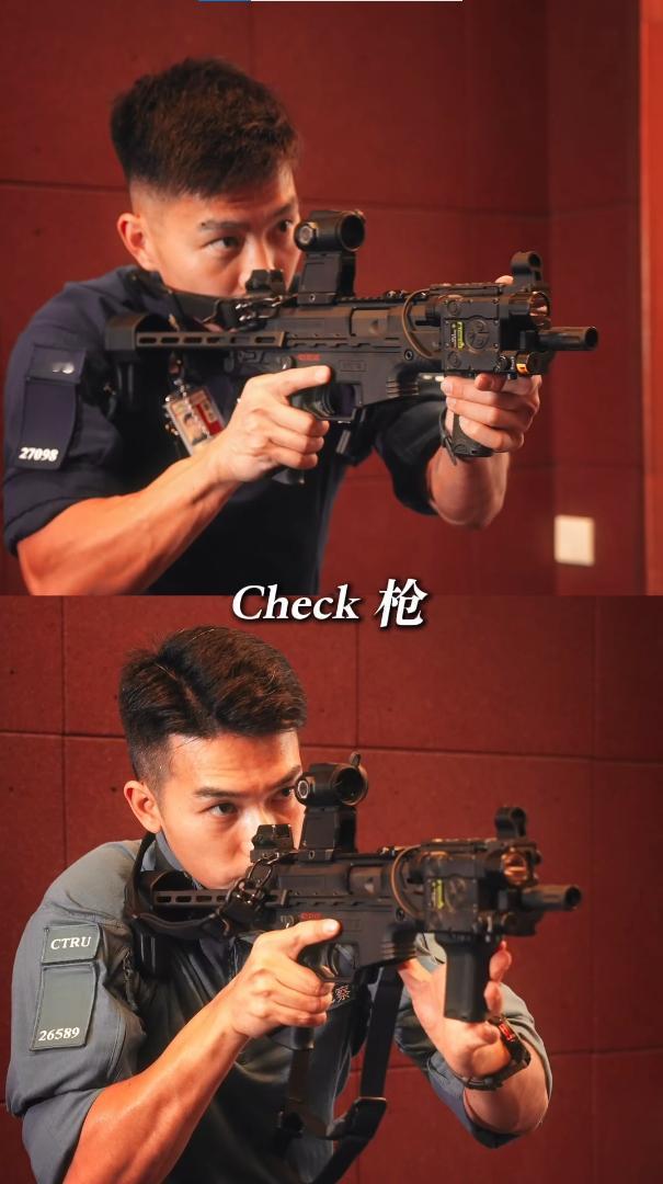 香港特警装备的国产LS7冲锋枪，好像瞄具和照准器都是自购的，没有用国产171全息