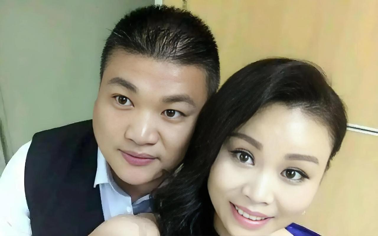 草帽姐女儿李乐乐因为不同意父亲找的这个小女人，李超在直播间里对她连打带骂，让她滚