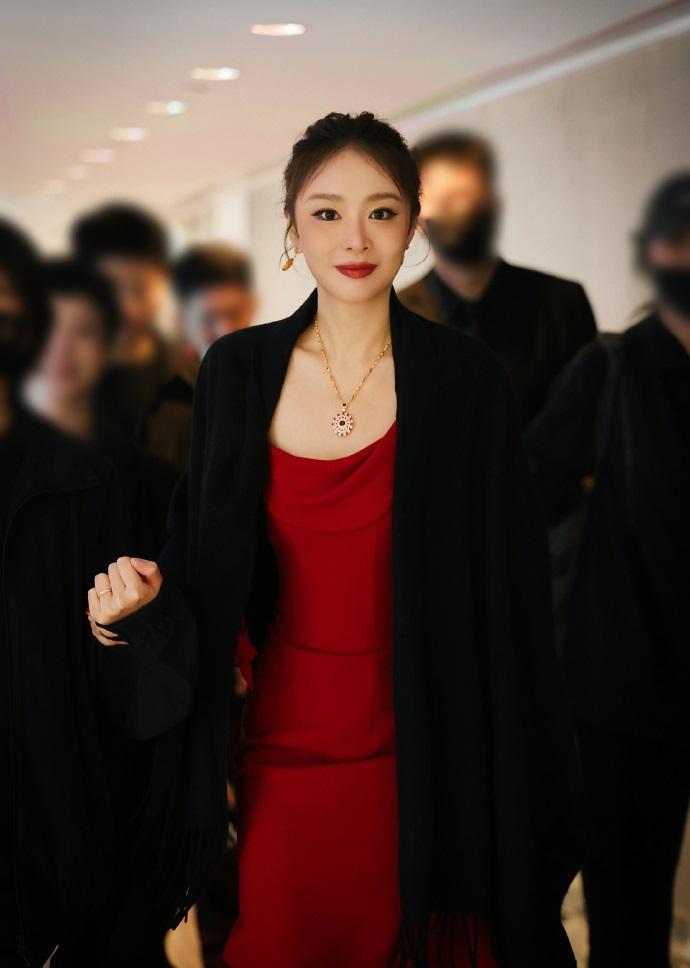 今天高叶在出席时尚活动的时候搭配了一件红色的长裙，看上去光彩照人，还很有格调。