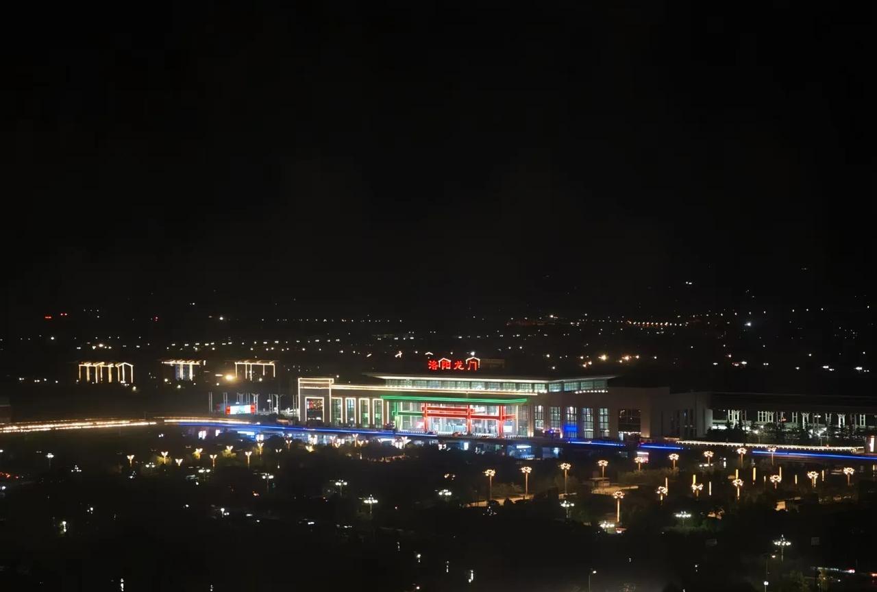 洛阳龙门站的夜晚灯光感觉很奇怪，配色上有红色还有绿色，一半亮，一半不亮，这个灯光