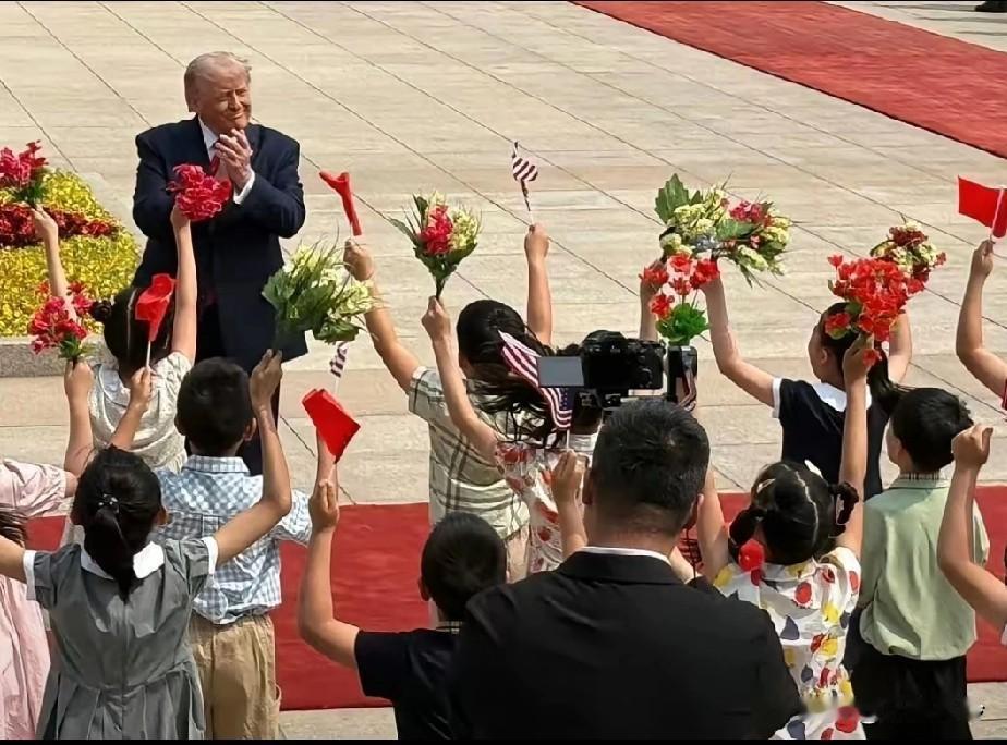 那一刻，他是真放松了！面对的全是孩子，孩子们举着花、摇着旗，冲他喊、冲他笑，这
