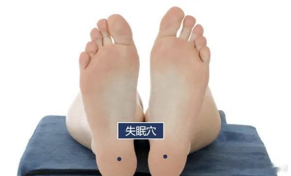 失眠第一穴！只需敲100下，失眠很快就好！再也不会半夜清醒了俗话说：“眠食二者，