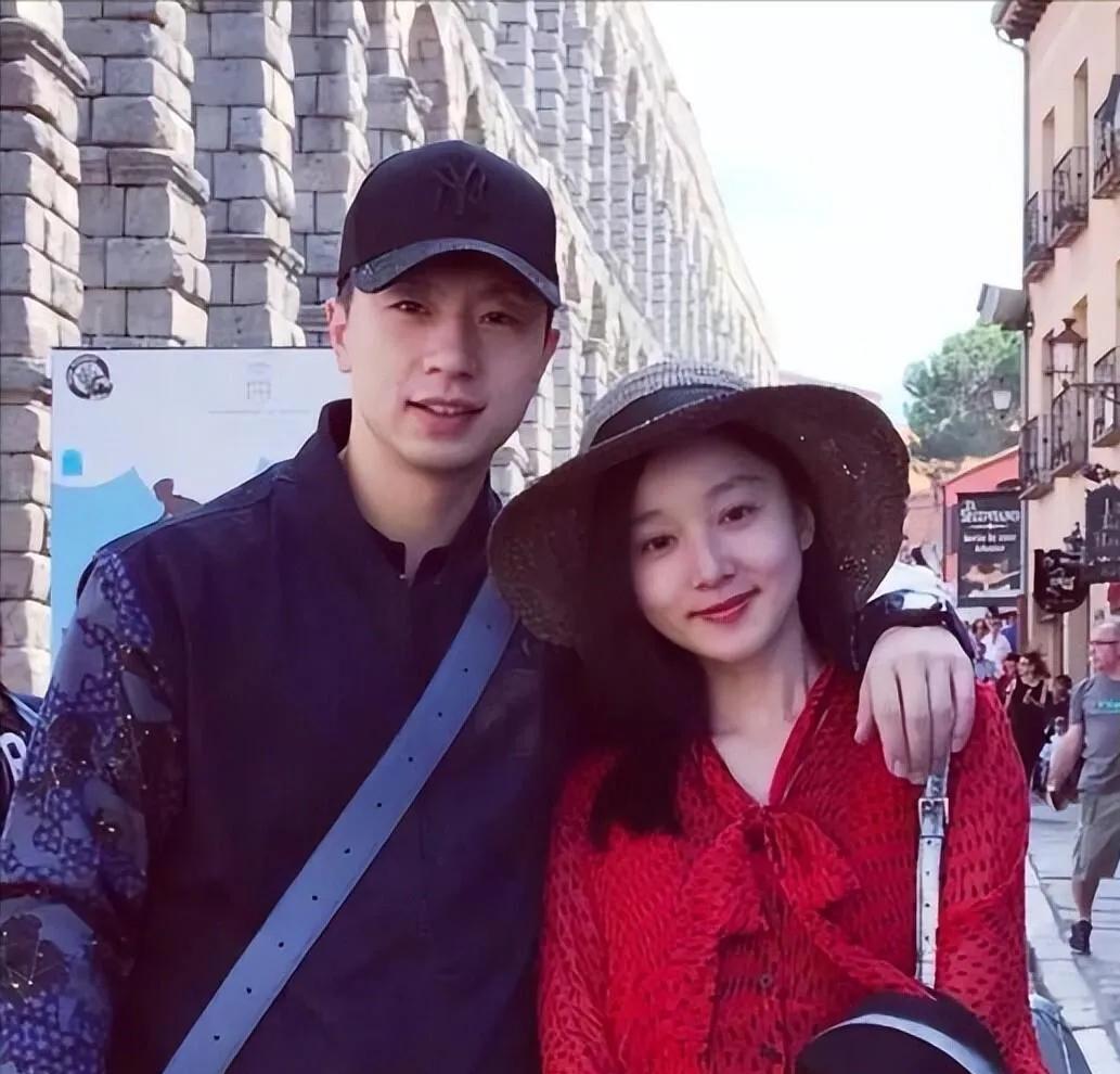 夏露：整整17年了，才发现全世界能配得上马龙的女人，依旧只有她当年校花夏露被嘲