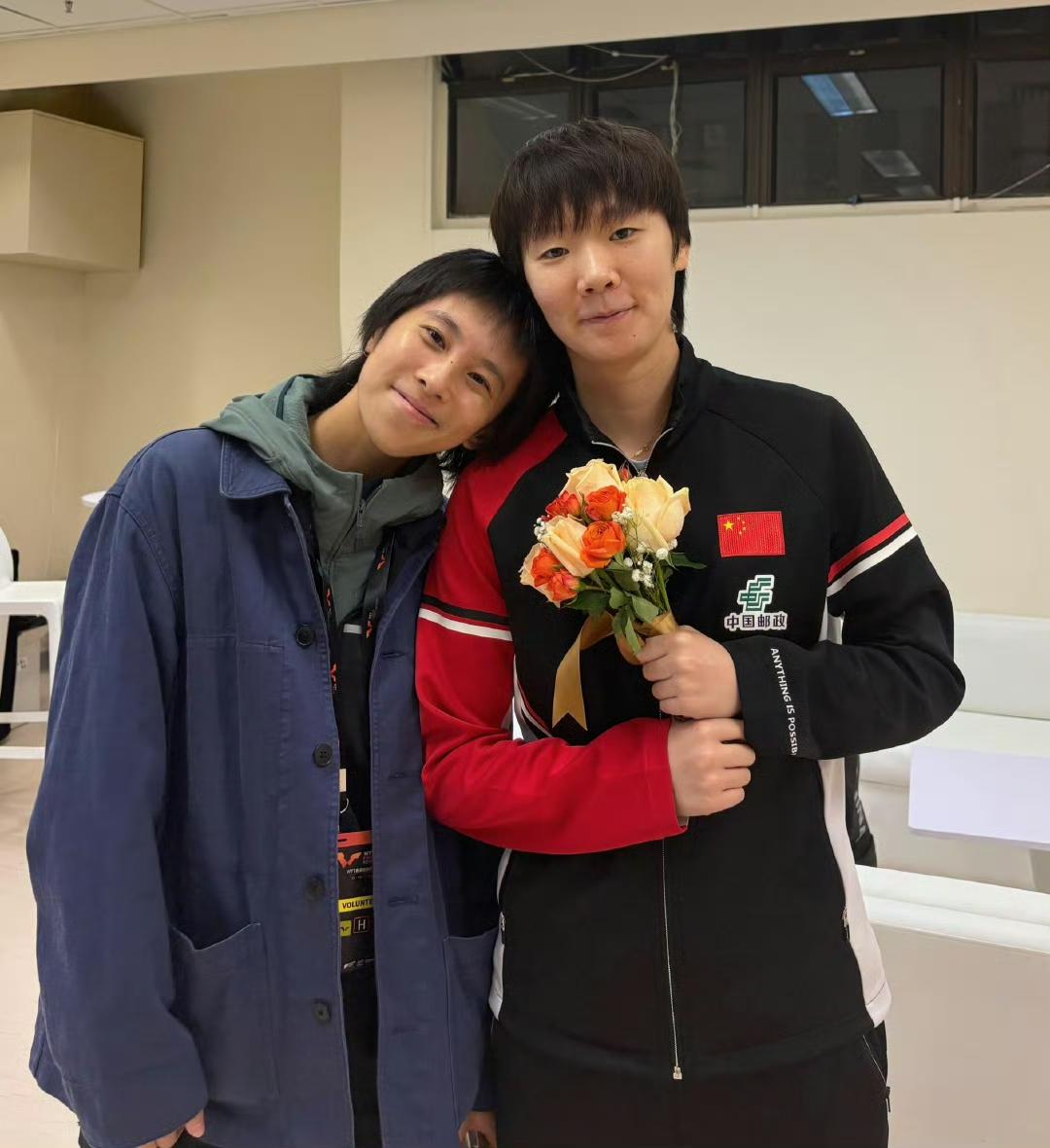 王曼昱与小青梅陈可再同框，WTT香港年终总决赛女单卫冕后台合影！奥运冠军王曼昱