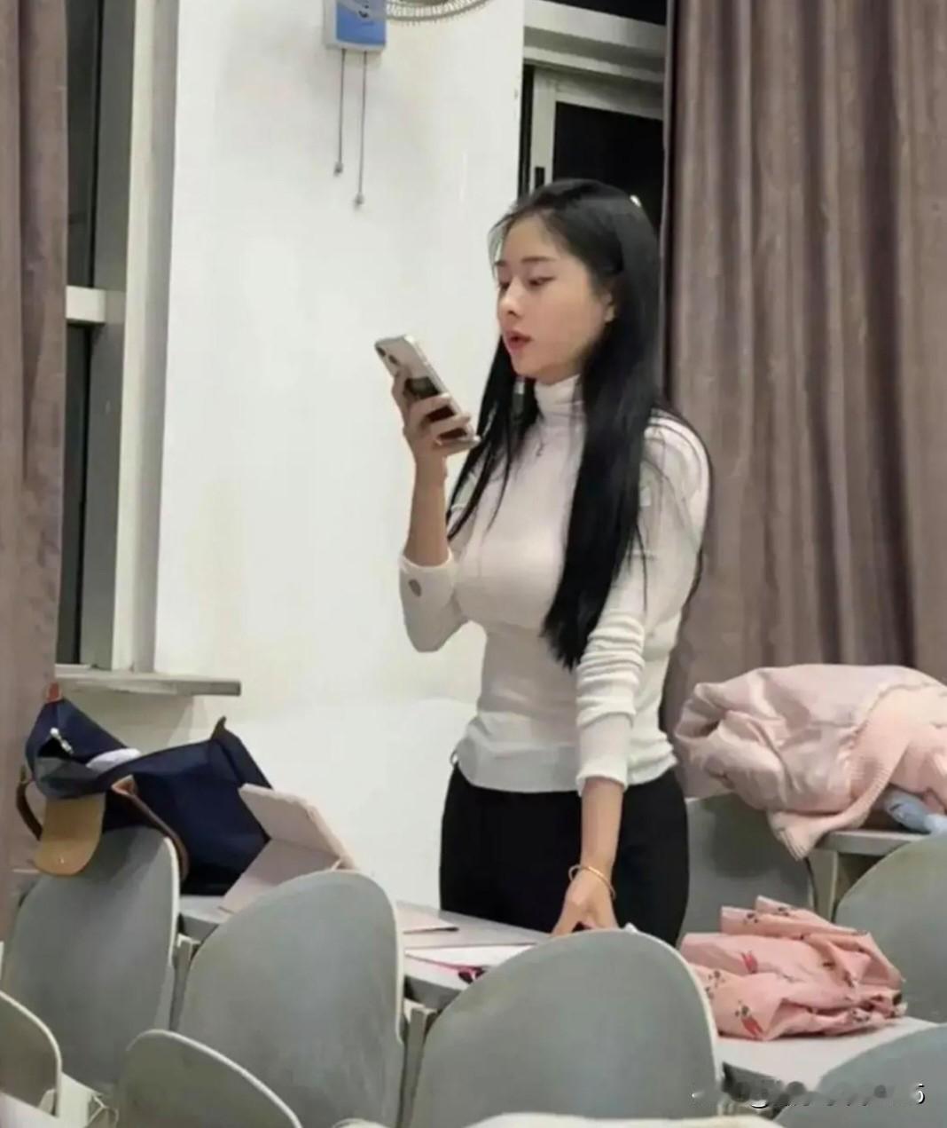 昔日的校花同桌，曾经多少同学的“梦中情人”；如今已嫁做他人妇‼️多少年过去了，