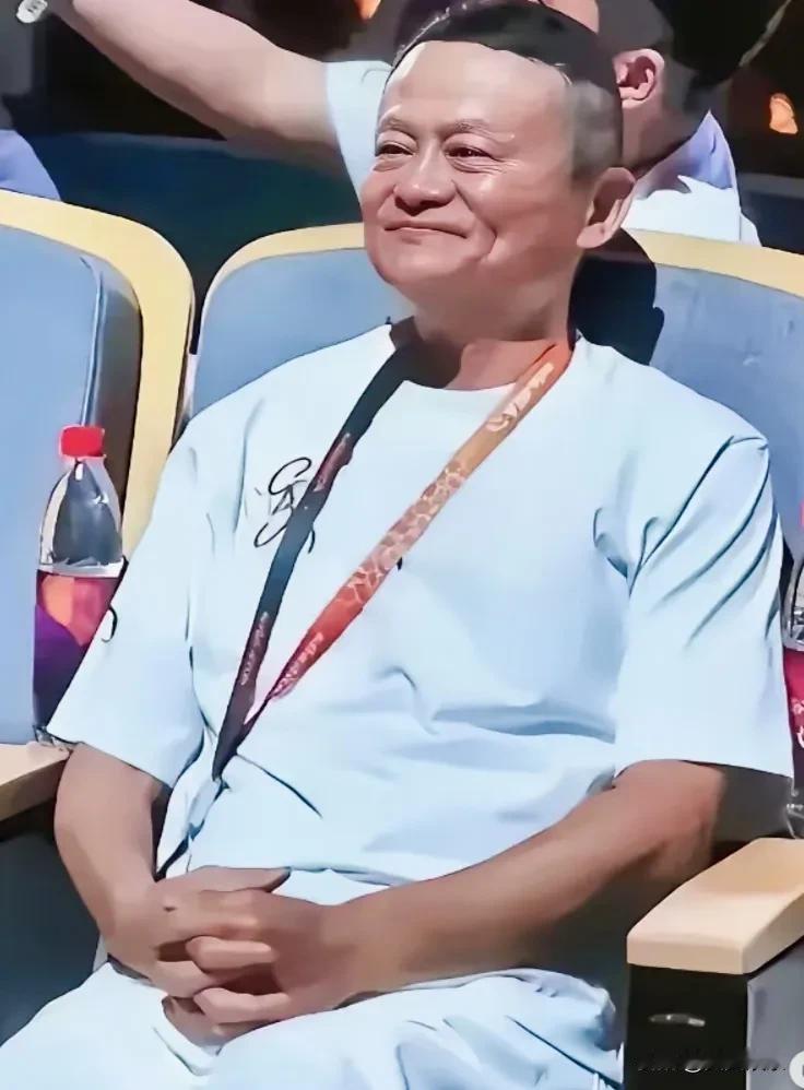马云现身杭州，发福引热议！刷到马云在杭州阿里云谷园区露面的消息没？他一出现，