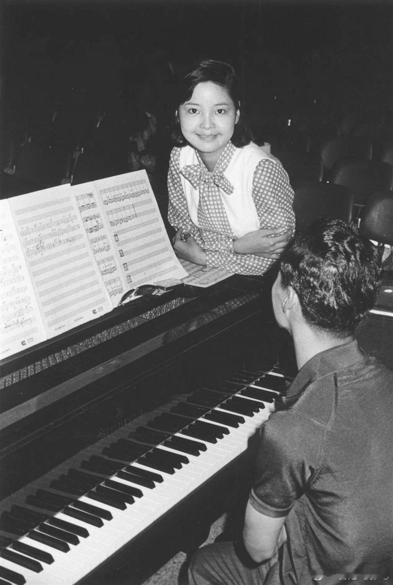 邓丽君1970年到香港公演的照片，与“五亿探长”雷洛合影这组相片由一位邓丽君的男