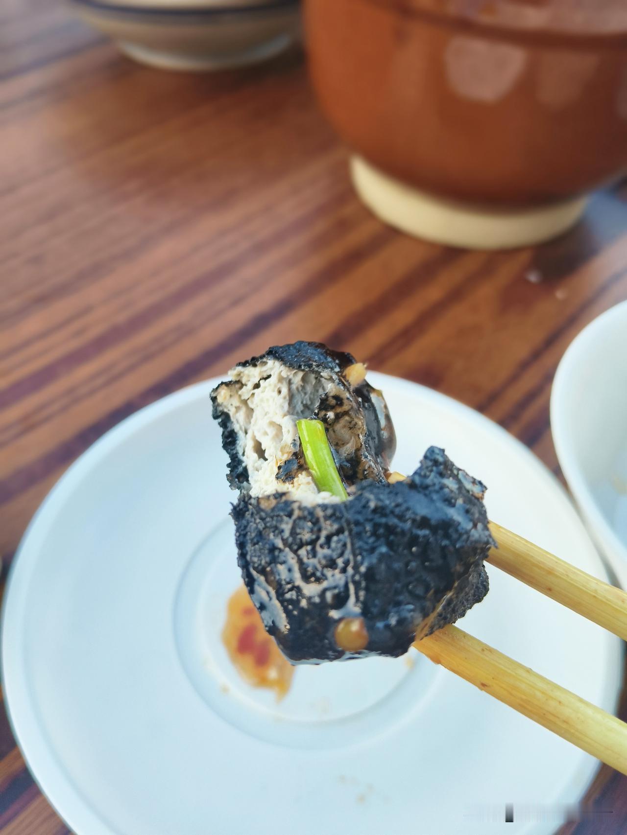 这家小店能火，有这样几个原因。八里庄市场北街东头，有一家湘赣小炒。一到饭点儿