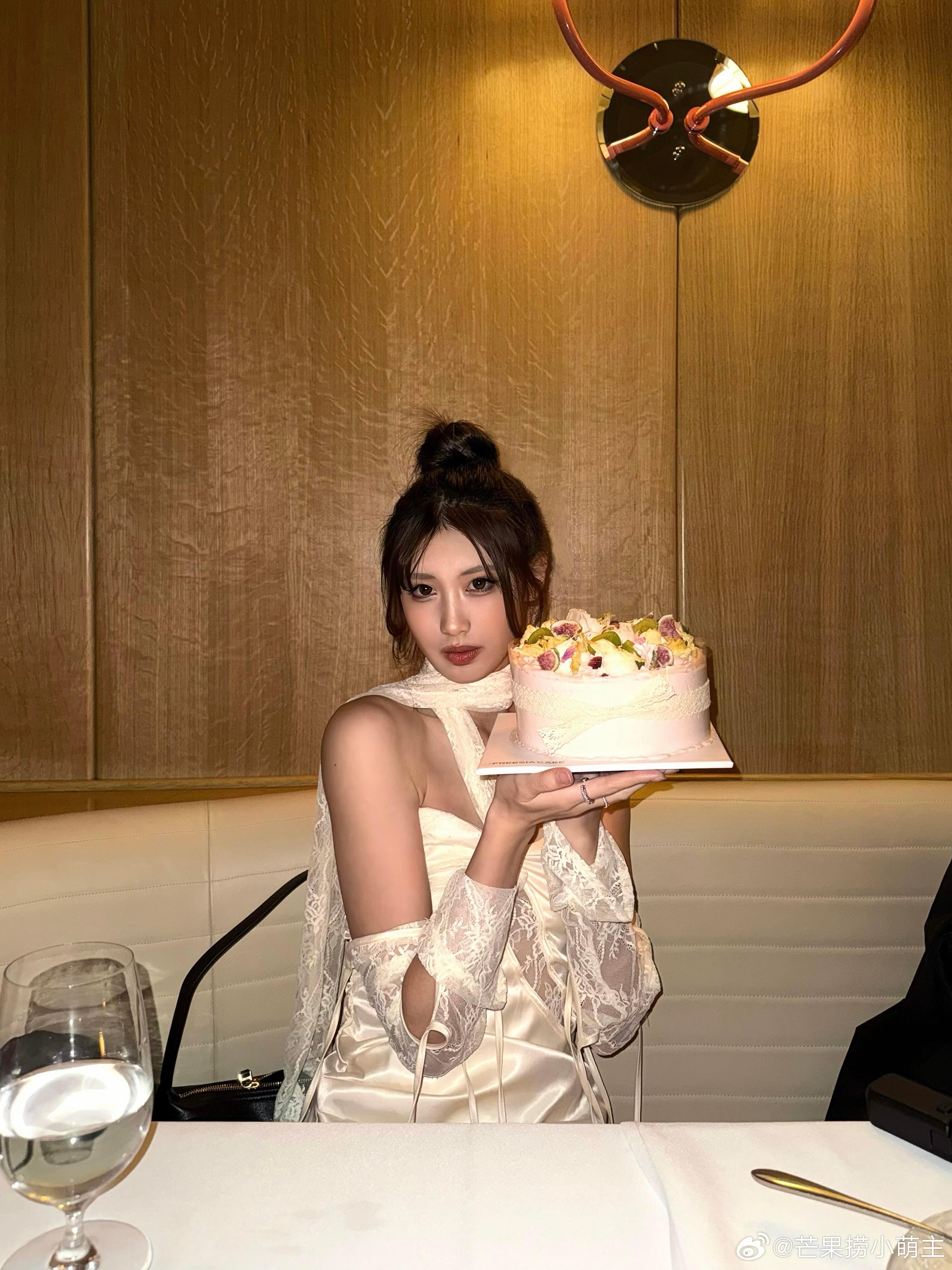 冯小刚小女儿20岁了冯小刚20岁女儿美国庆生冯小刚小女儿20岁了，徐朵在美国与