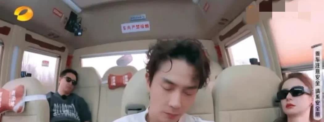 《妻子的浪漫旅行》最新一期有个细节特别戳人。全团在国外倒时差，大家在车上