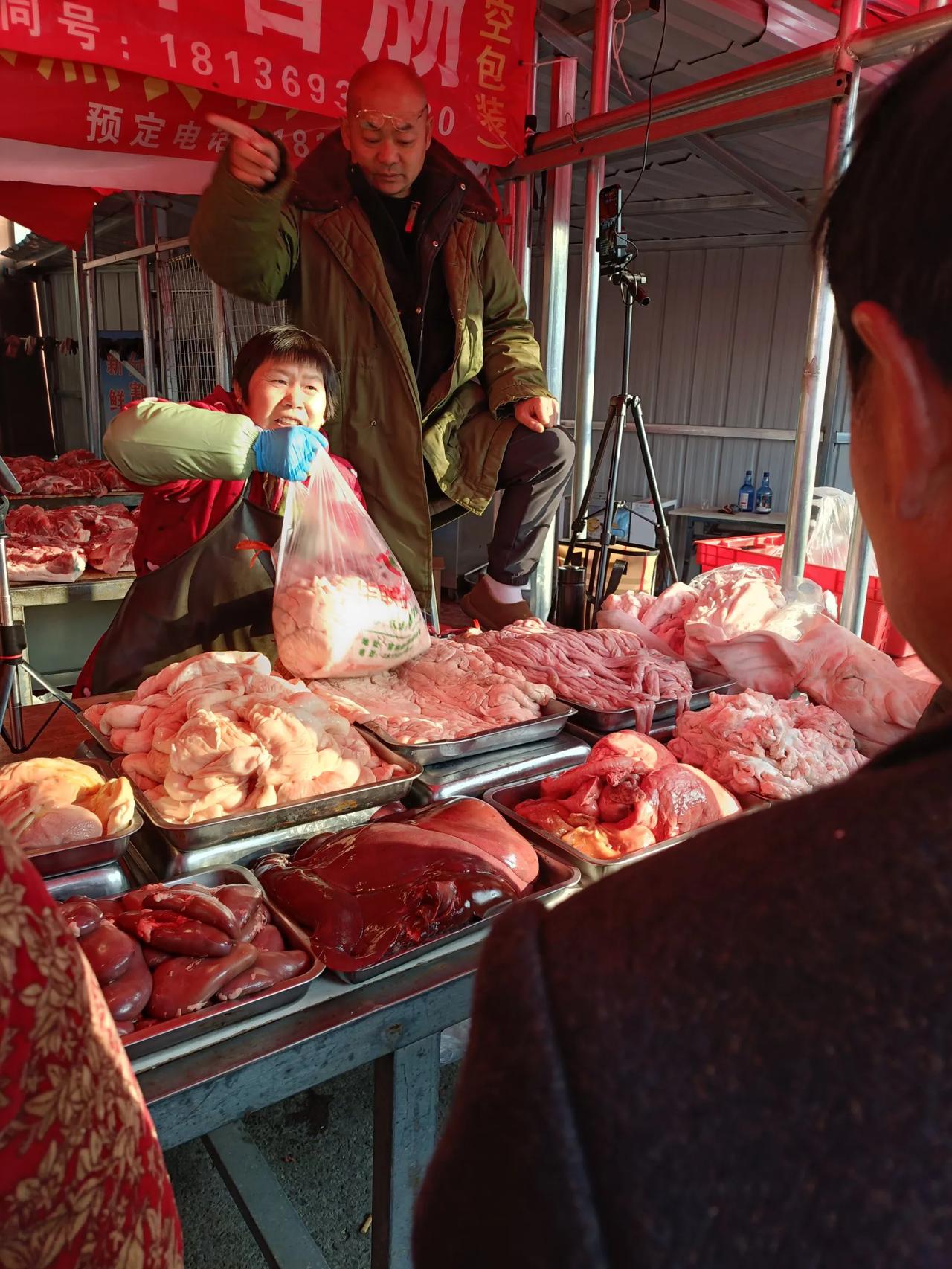 这是什么情况啊？哪来那么多的人来卖猪肉呀？今天逛了几个菜市场，居然发现新增了好