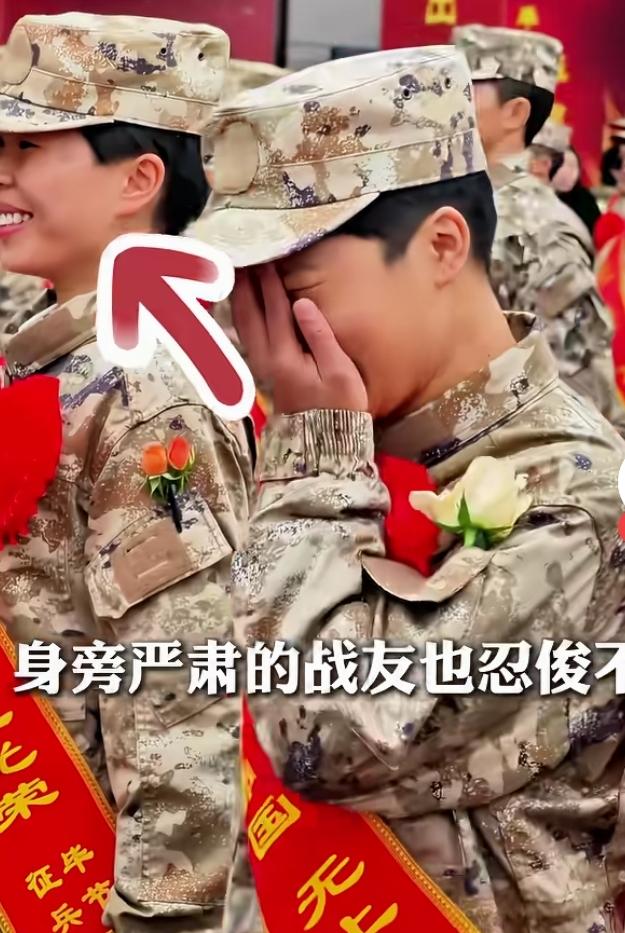 这画面真的太有感染力了！新入伍女兵一身戎装，满脸都是藏不住的开心与骄傲，笑得眼