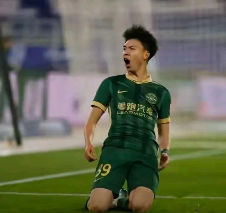 后生可畏。18岁闪亮中超，打进8球挺进射手榜首，他就是王钰栋。有人拿他和武磊