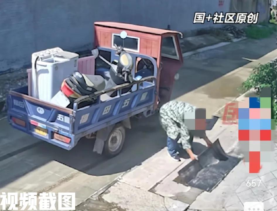 河南许昌有户人家门口空地。此处被主人家放置了一块垫子。这是主人家为防止水