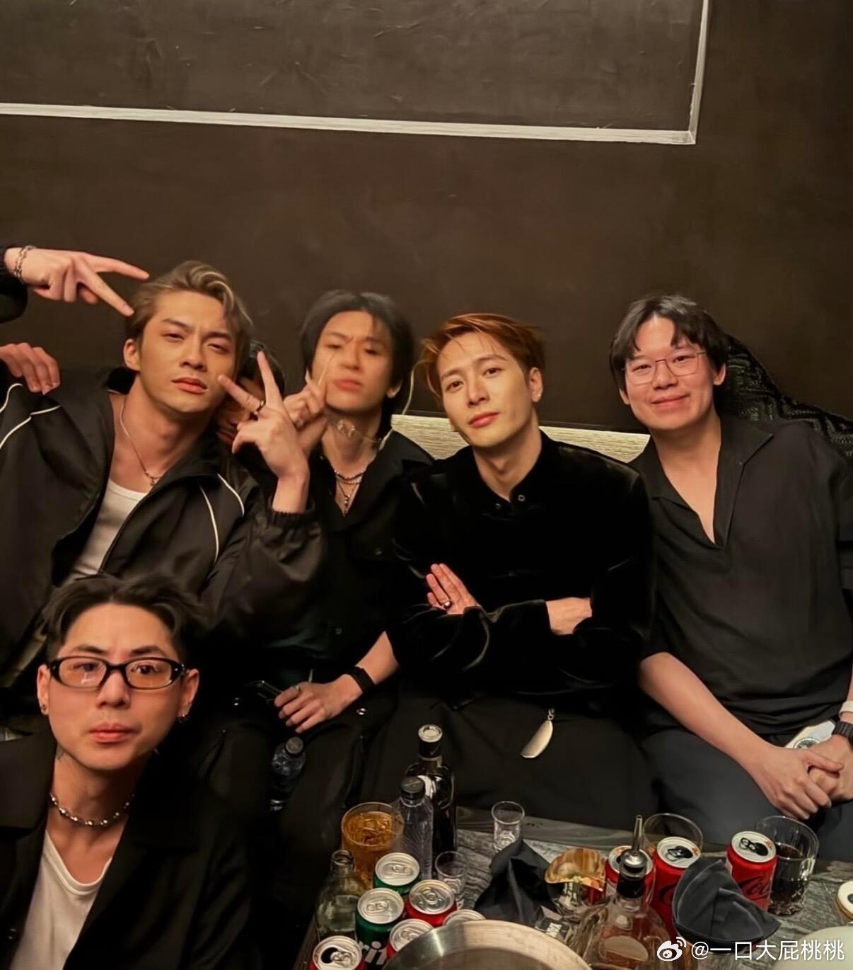 王嘉尔身穿新款Teamwang丝绒外套现身Yang‘sClub宣传参与设计酒吧