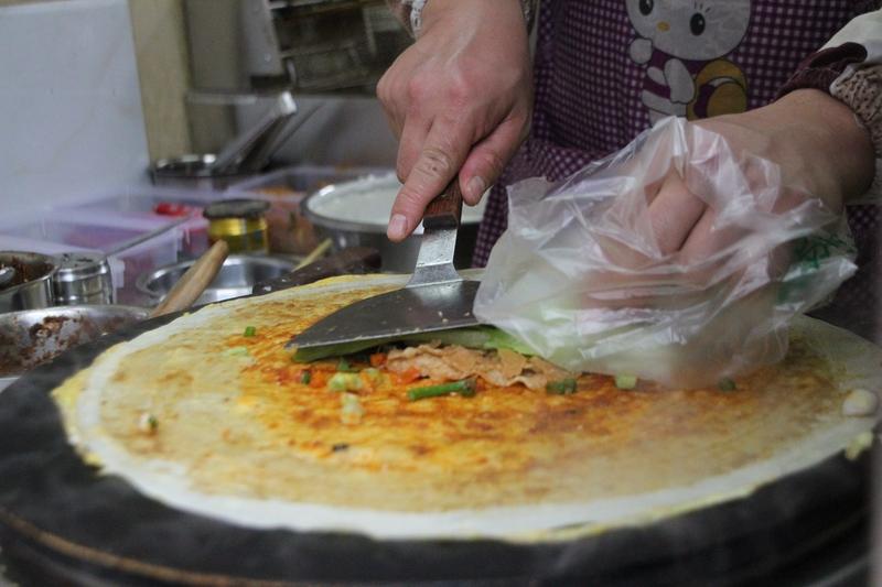 煎饼果子一个搭配红枣银耳、胡辣汤、八宝养生粥，售价12元。盒饭12元。酸菜鱼配馒