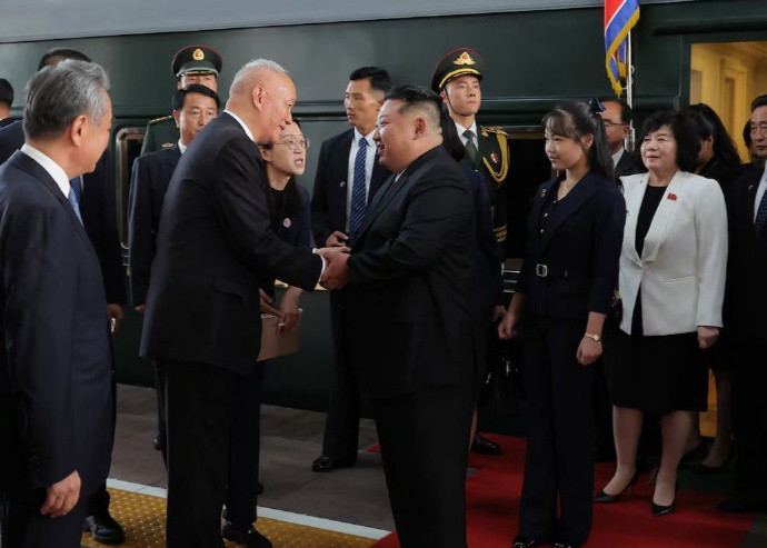 九三盛大阅兵【金正恩携女金主爱访华】金正恩时隔6年再访华据朝中社报导，朝鲜最高领