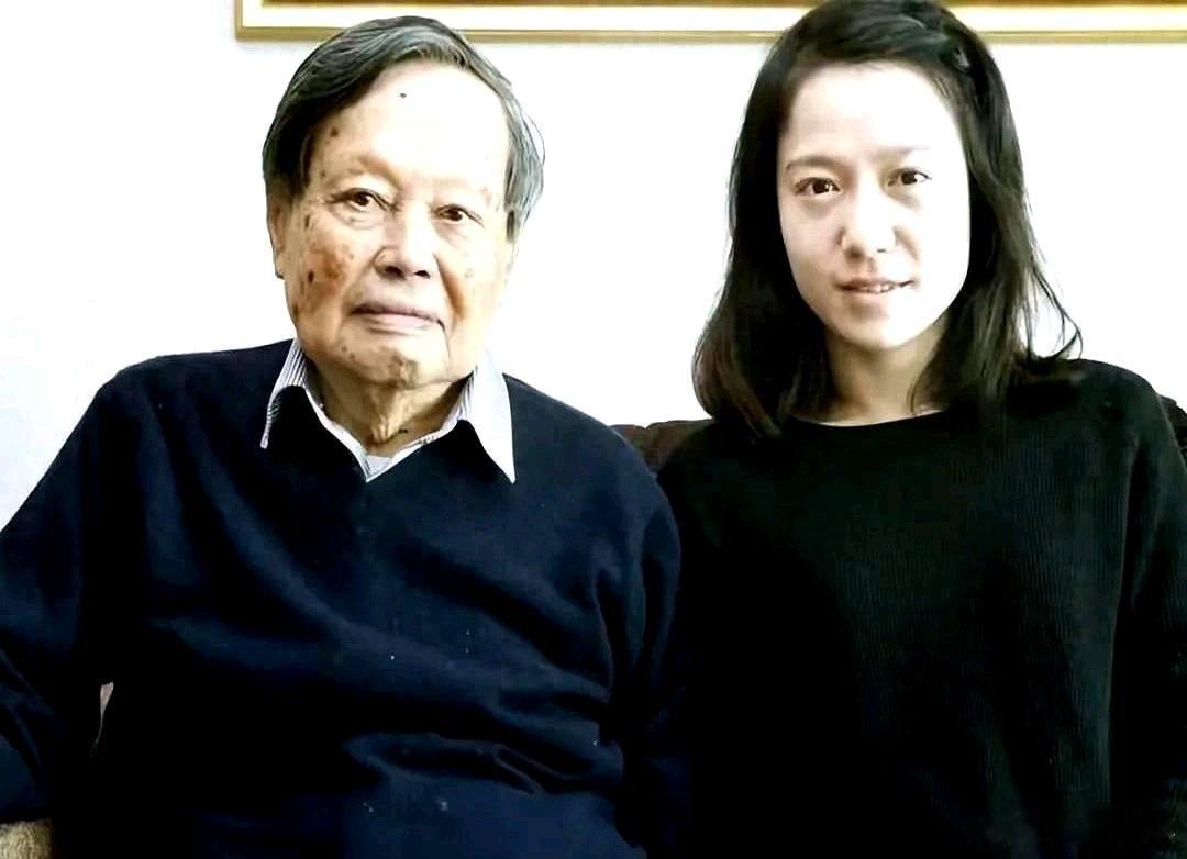 杨振宁和翁帆这对“老夫少妻”，结婚二十年为啥还能处得这么稳当？网上总说他们“特殊