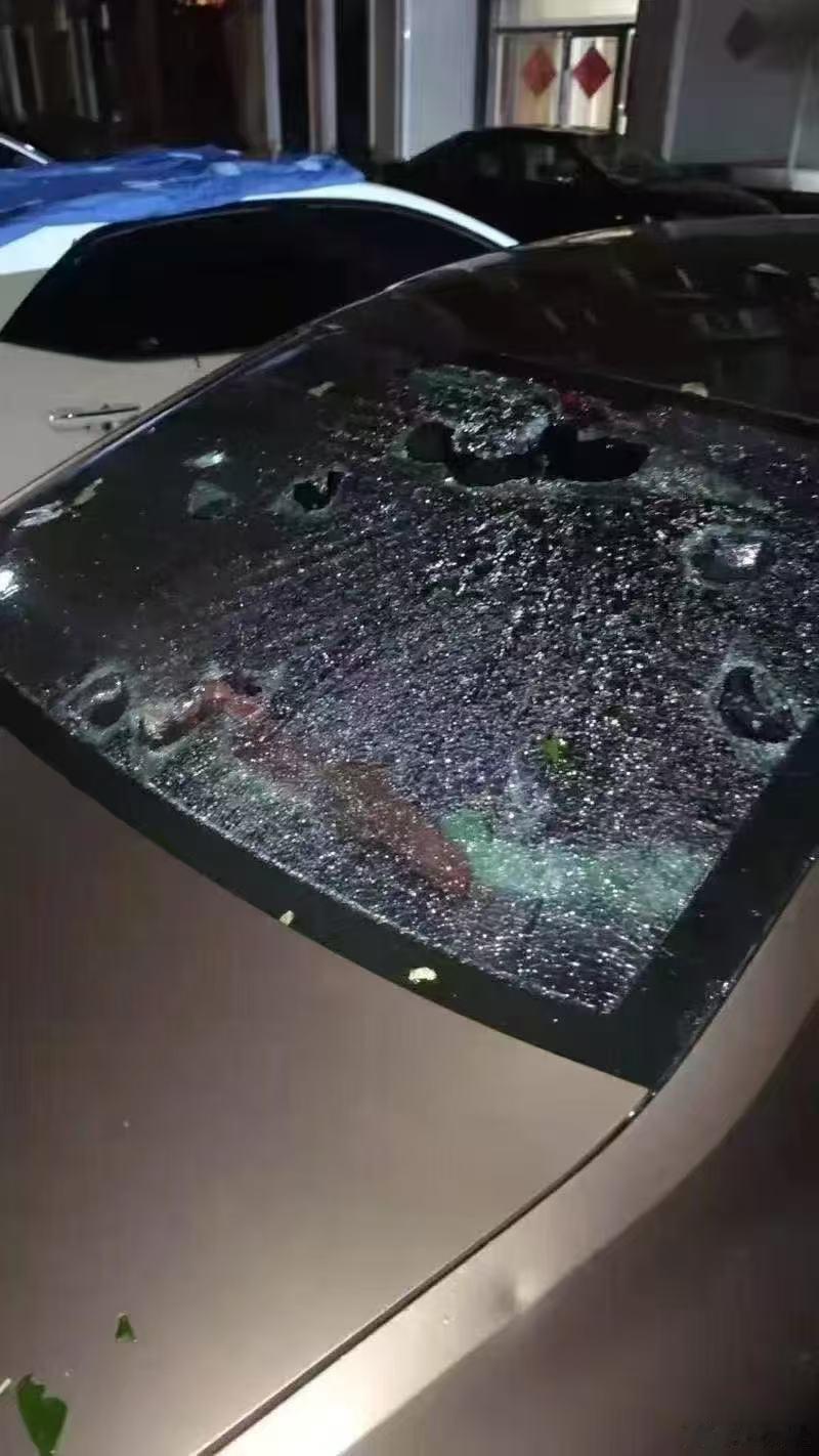西安刚刚冰雹一阵，停在外面的汽车遭殃了​​​