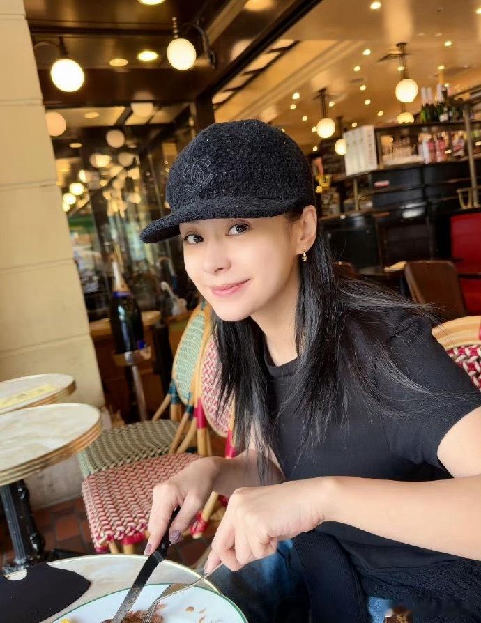 阿娇皮肤状态阿娇帽子反戴赴山海，40+的状态依旧能打，素颜皮肤透亮简直像刚剥壳的