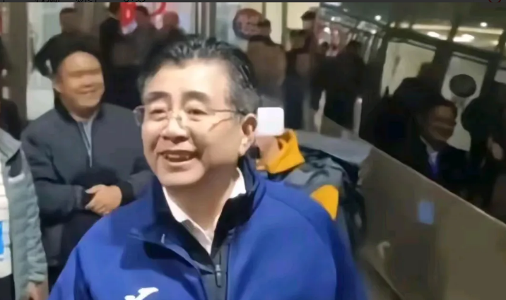 国足0：3输球，为什么去韩国督战的宋凯没有愧疚、没有自责、没有遗憾，却笑容满面、