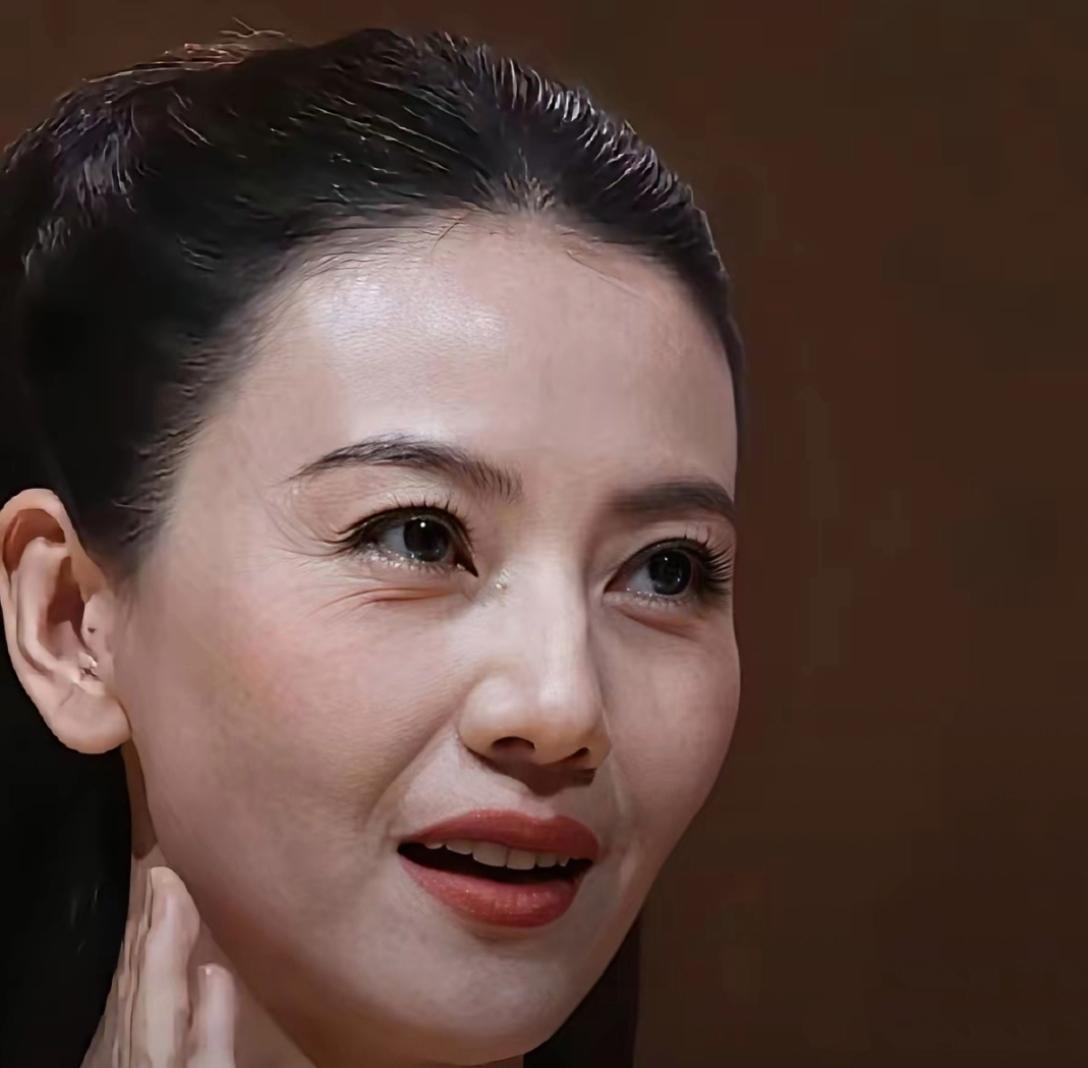 高圆圆高清怼脸拍：发如黑瀑，眉若远黛，睫毛长翘，眸若秋水，唇似丹霞，眼底皱纹粗粝