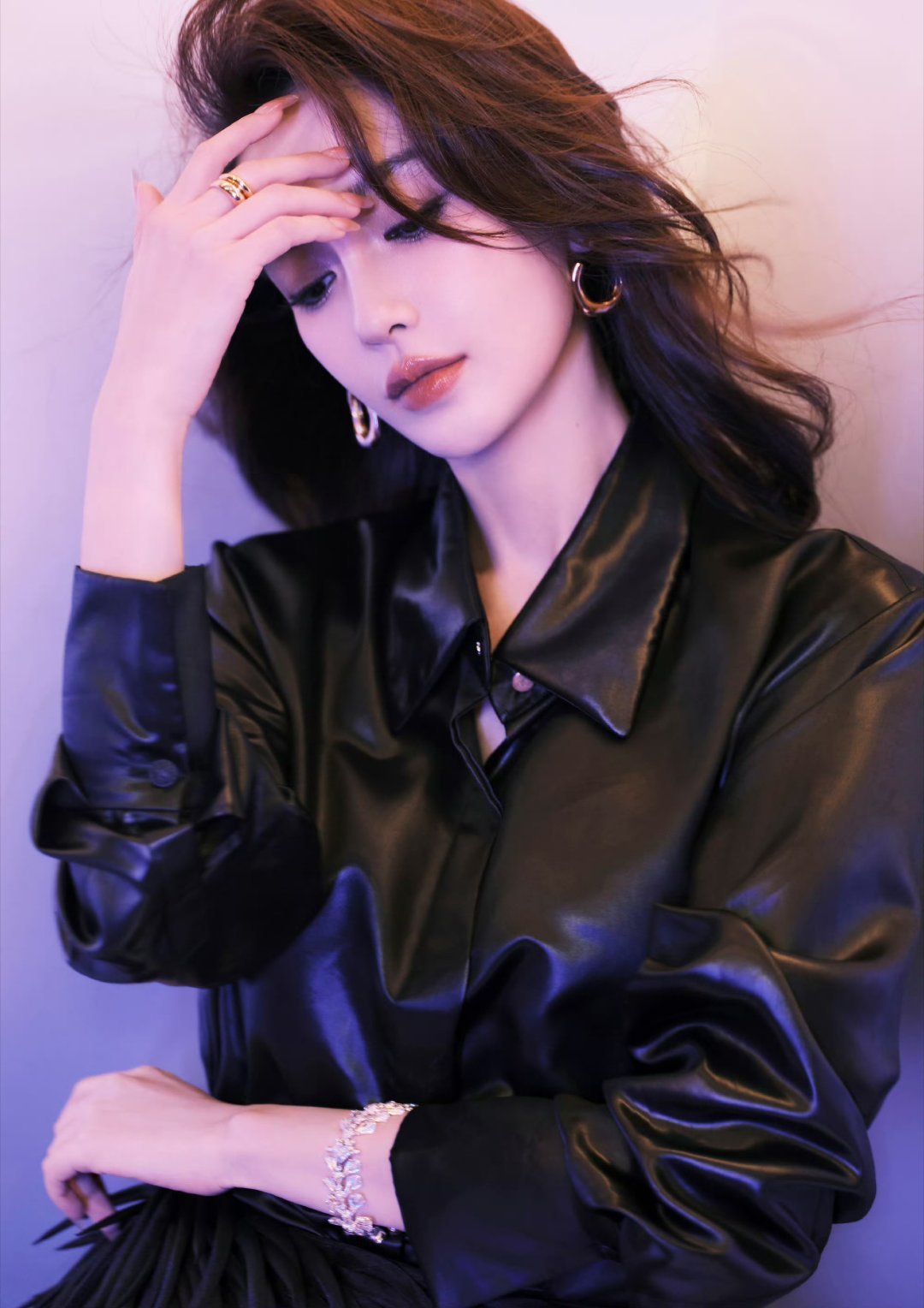 angelababy直播第二套皮衣短裙造型好A好美，鼻姐什么造型都完美驾驭​​