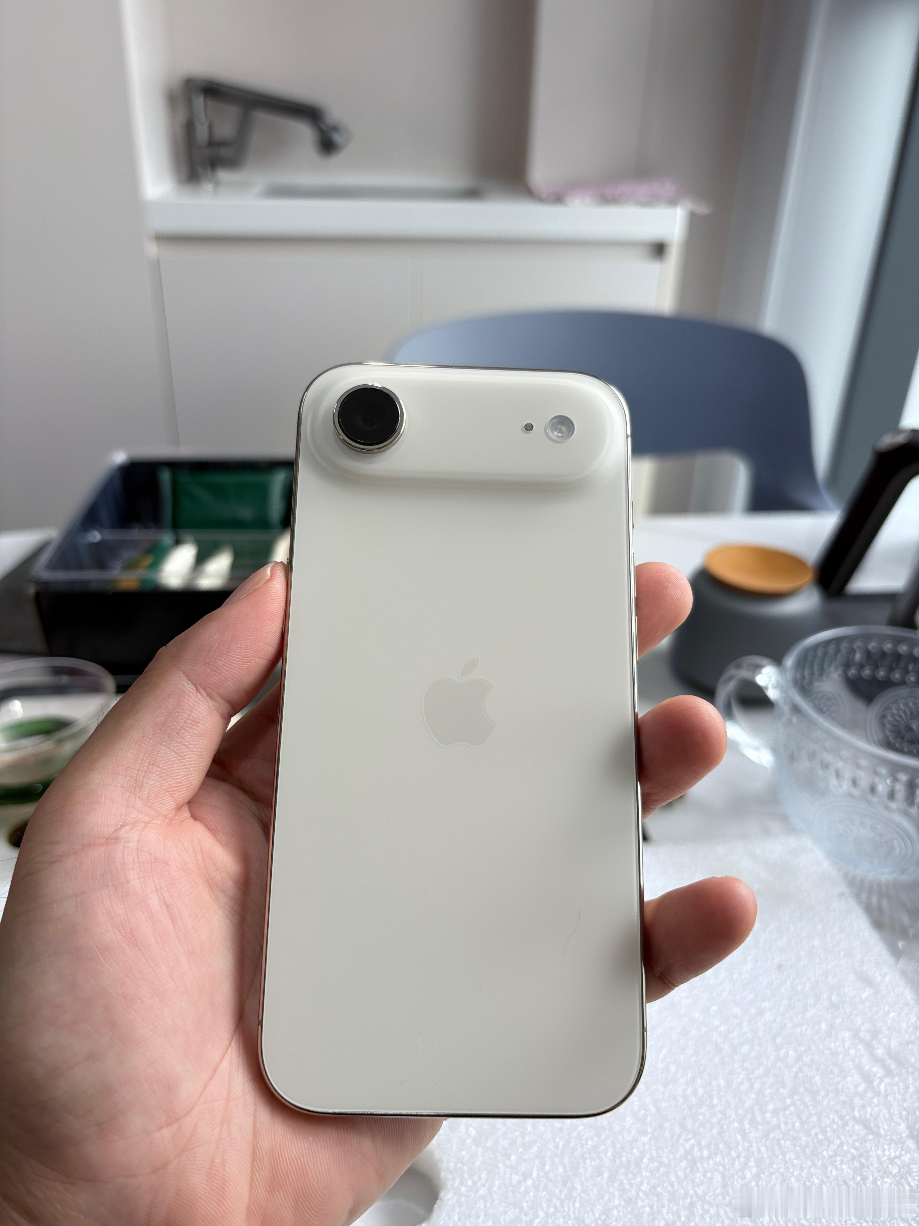 iPhone17Pro线下展出真机已满身划痕薄到了极致的薄​​​