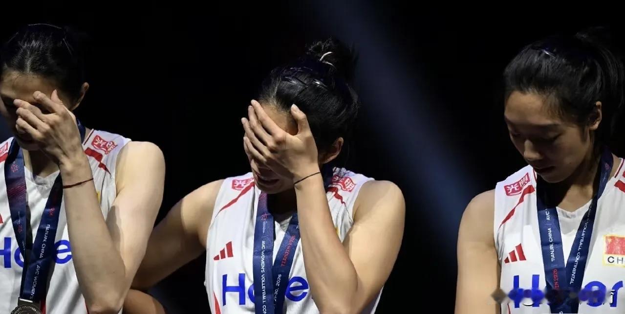 女排亚锦赛决赛中泰之战，为何打到后两局中国队员体能不支，泰国队员依然生龙活虎的。