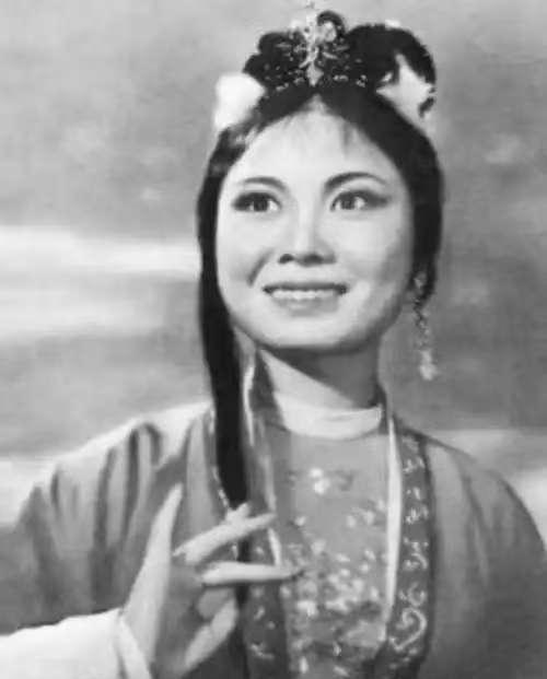 严凤英之死1968年4月8日，黄梅戏大师严凤英不堪屈辱，吞服安眠药自杀，年仅3