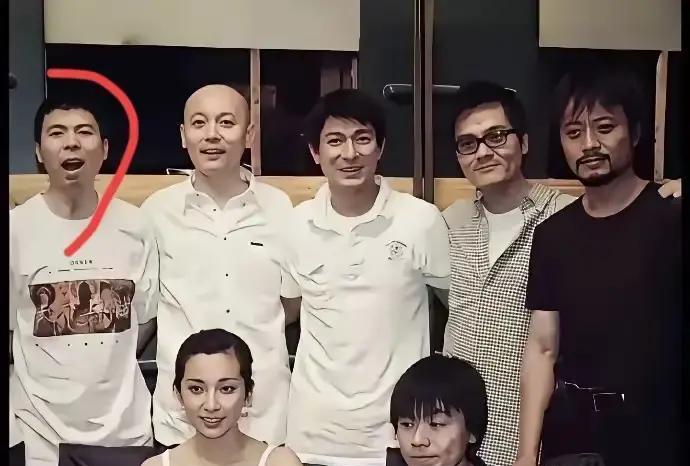 周星驰用新片《少林女足》，狠狠打了“人情世故”的脸！冯小刚当年在《功夫》里客串