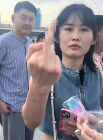 干得漂亮！2024年，中国大陆游客到新加坡，被香港女子大喊：“中国人滚回中国！”