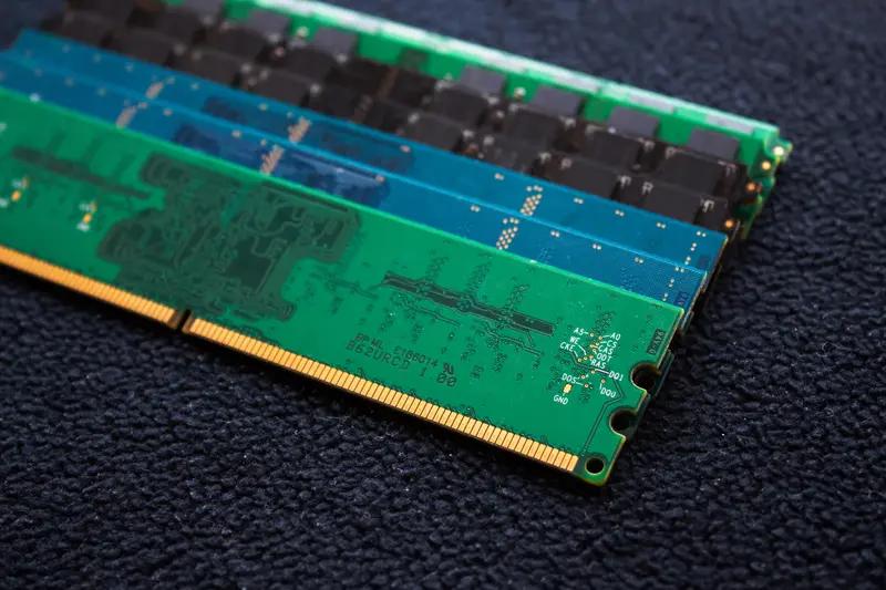 内存价格闪崩后竟日涨千元，未来是继续下跌还是反弹？近期，消费级与服务器内存条价
